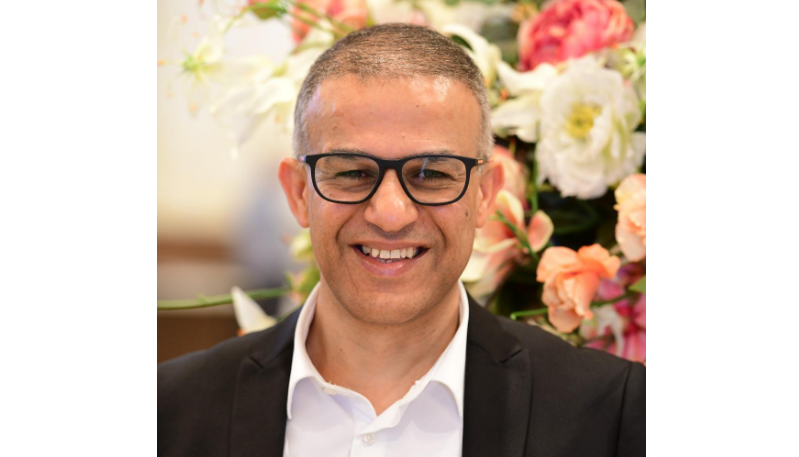 منح المحاضر والباحث ايهاب زبيدات درجة 